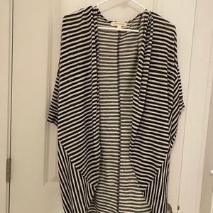 Black and beige/cream 3/4 sleeve knit